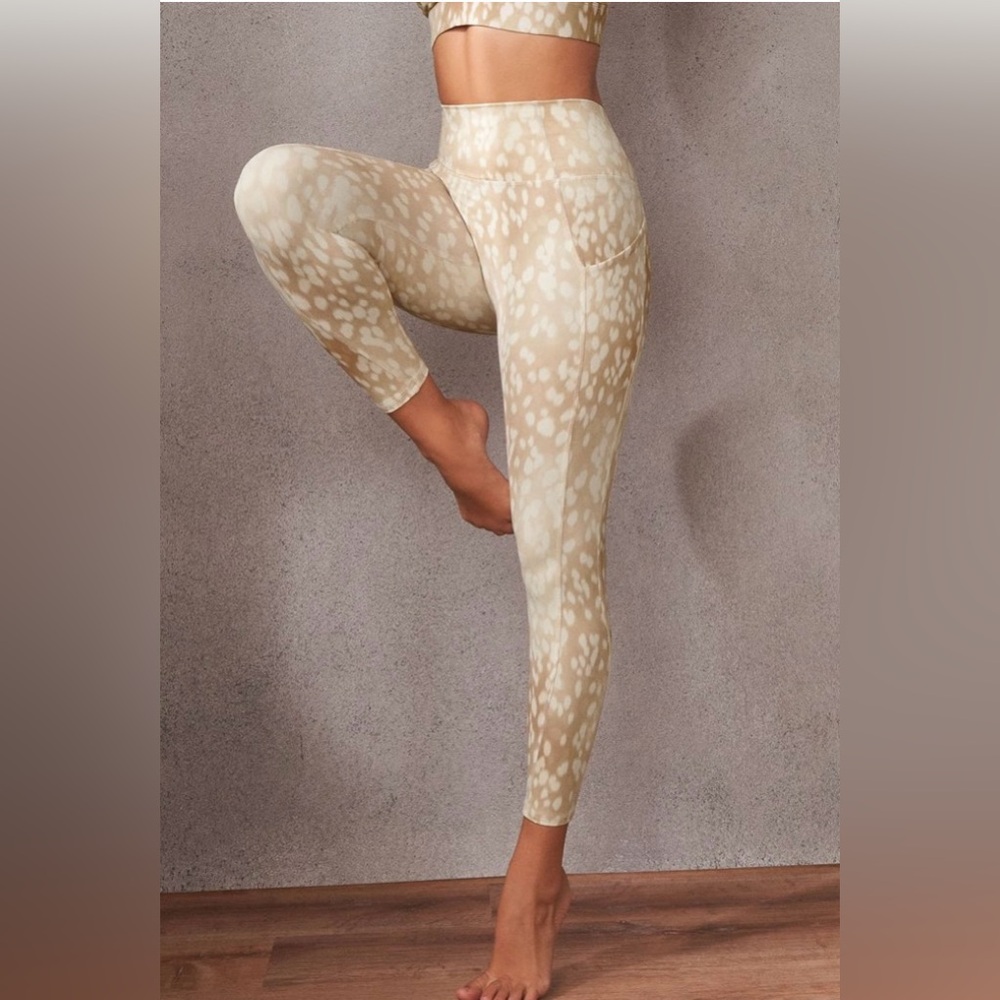NWT Fabletics Oasis PureLuxe High-Waisted 7/8 Legging - Size Medium - Picture 1 of 4
